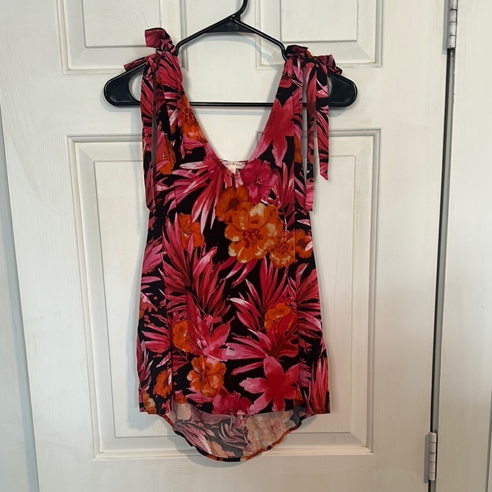 NWT Riley & Rae floral tank size medium